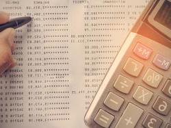 计算器上的报表，手写应收账款和应付账款，以节省资金